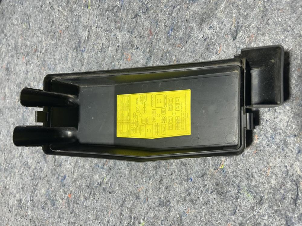 2008 Hyundai Entourage Under Hood Fuse Relay Box Coverlid OEM Black OEM – photo 4