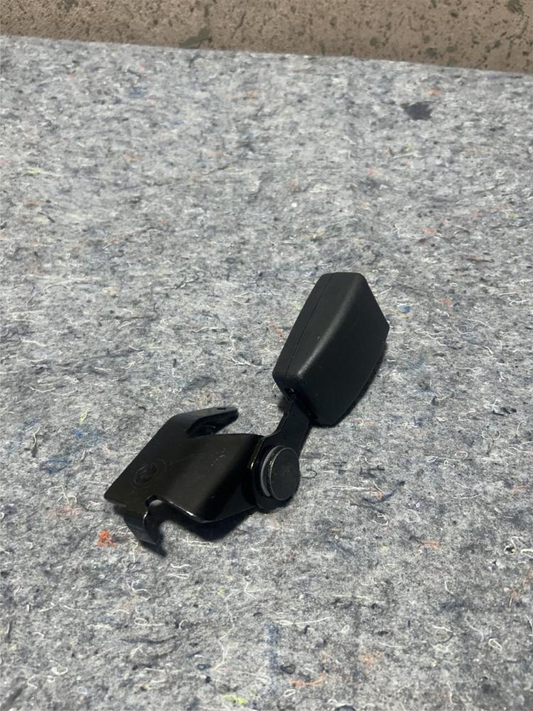2014-2020 Infiniti Q50 Rear Right Passenger RH Seat Belt Buckle 1102556 OEM – photo 1