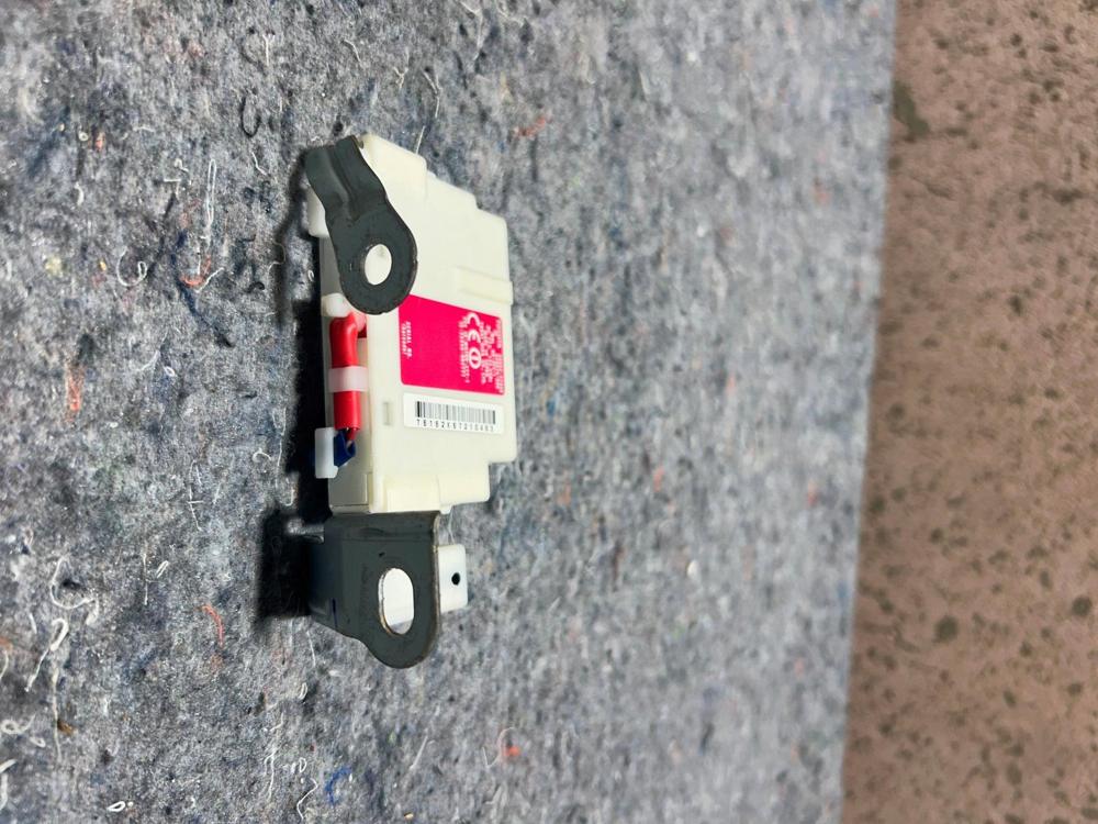 2005 Toyota Prius Indoor Oscillator Control Module 8999247040 OEM – photo 4