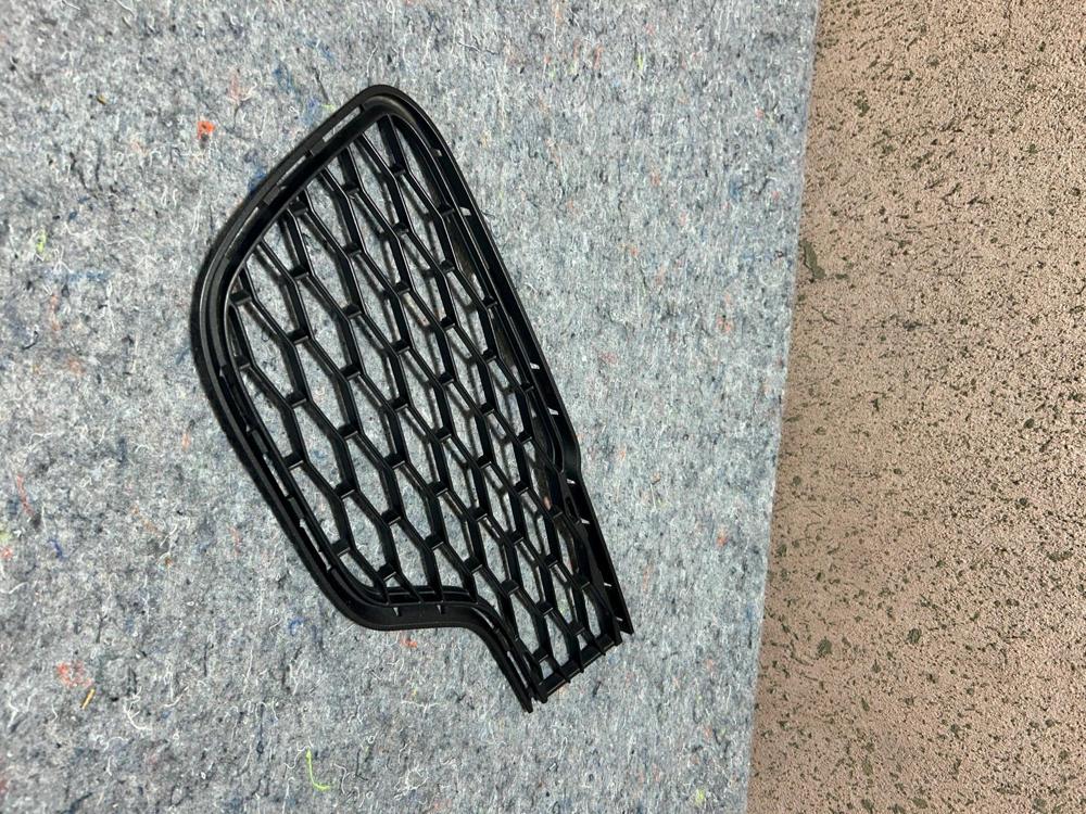 14-17 Maserati Ghibli Front Right Bumper Lower Grille Bezel Cover 670010765 OEM – photo 1