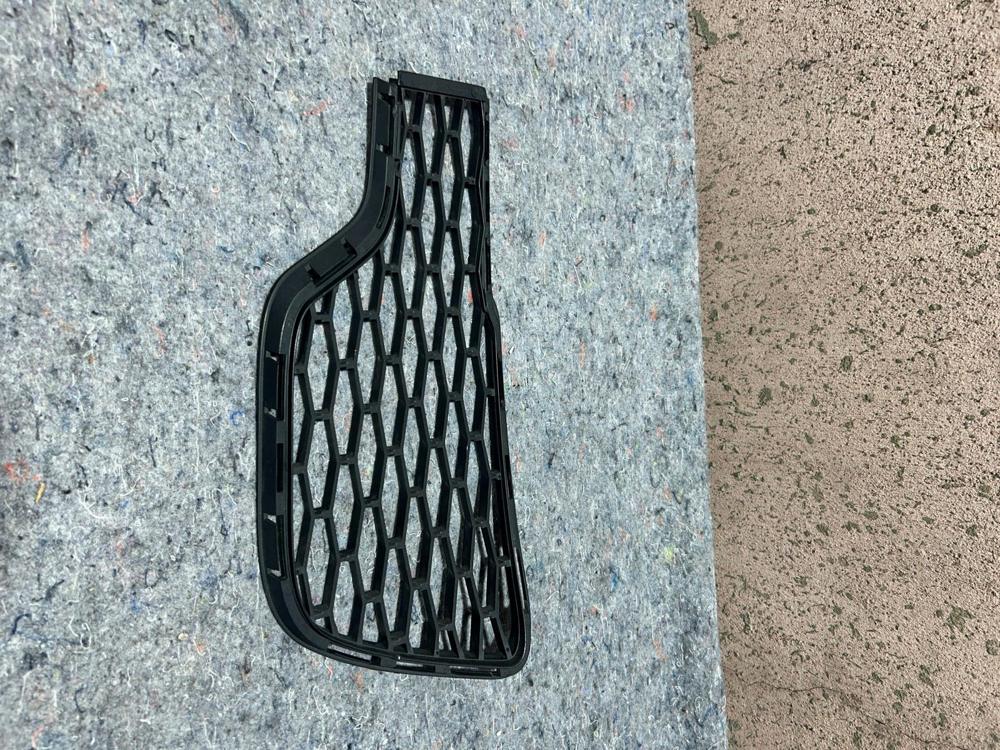 14-17 Maserati Ghibli Front Right Bumper Lower Grille Bezel Cover 670010765 OEM – photo 3