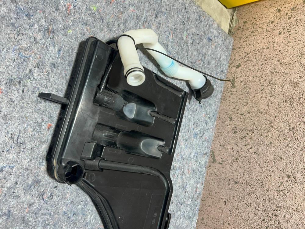 14-17 Maserati Ghibli Windshield Washer Fluid Tank Reservoir 670006414 – photo 2