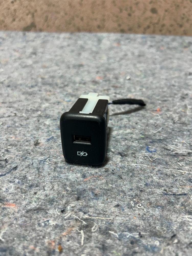 2017 Chevy Cruze Rear USB Charger Console Power Outlet Port 13595898 OEM – photo 1