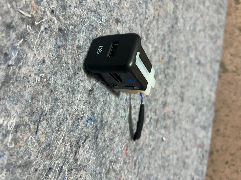 2017 Chevy Cruze Rear USB Charger Console Power Outlet Port 13595898 OEM – photo 3