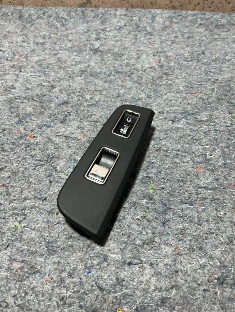 06-11 Bentley Flying Spur Left Rear Window Switch OEM – photo 1