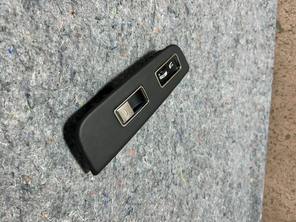 06-11 Bentley Flying Spur Left Rear Window Switch OEM – photo 3