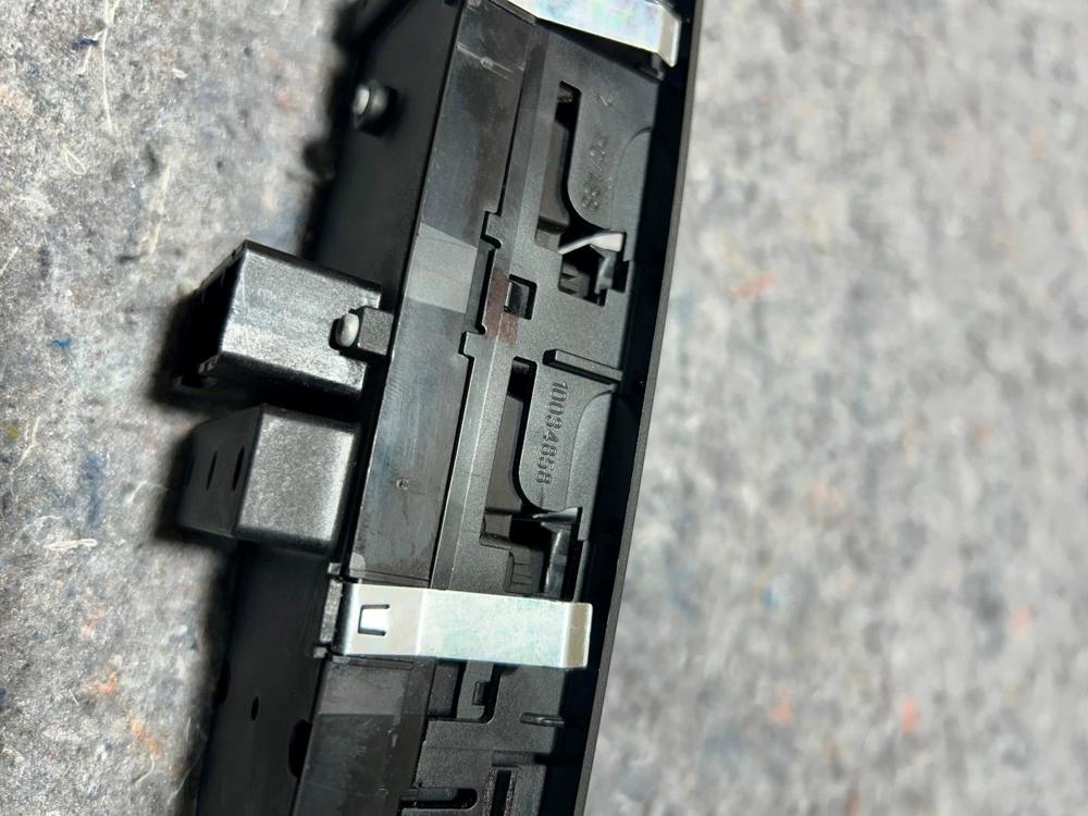2015 Chrysler Town and Country Driver Side Window Switch OEM 10034858 – photo 2