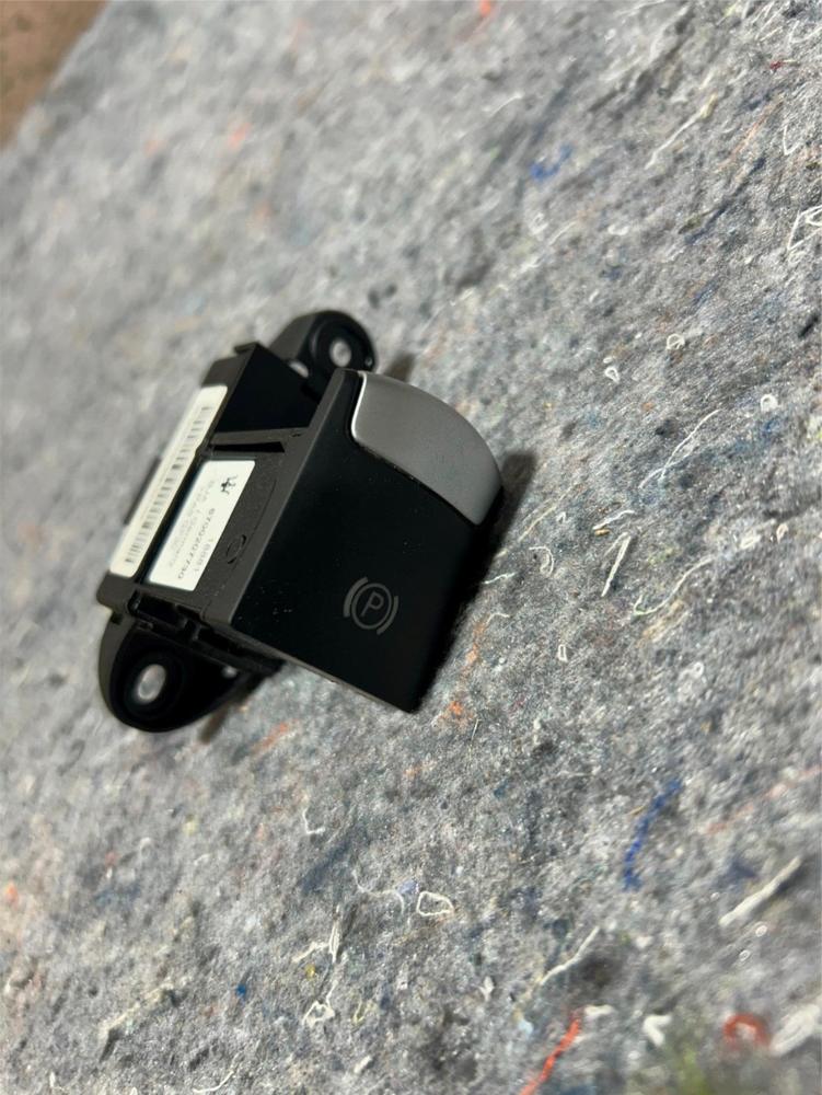 14-17 Maserati Ghibli M157 Emergency Parking Brake Switch 670020773 OEM – photo 1