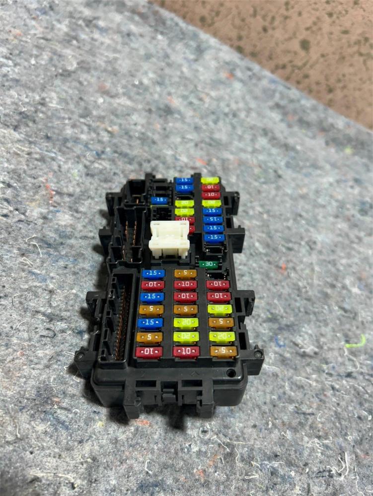 2014 Infiniti Q50 Dashboard Fuse Relay Junction Box 00111733101700093 OEM – photo 1