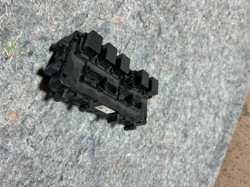2014 Infiniti Q50 Dashboard Fuse Relay Junction Box 00111733101700093 OEM – photo 2