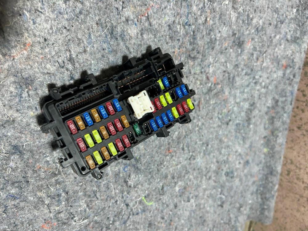 2014 Infiniti Q50 Dashboard Fuse Relay Junction Box 00111733101700093 OEM – photo 3