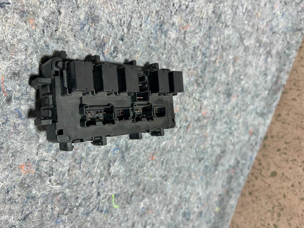 2014 Infiniti Q50 Dashboard Fuse Relay Junction Box 00111733101700093 OEM – photo 4