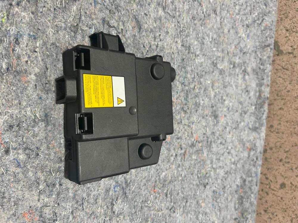 2015 Maserati Quattroporte M156 3.0 Q4 4WD Battery Tray Clamp – photo 2