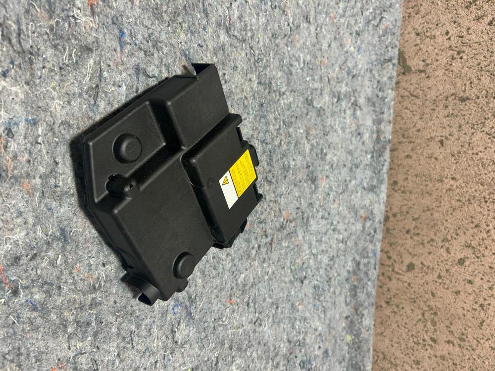 2015 Maserati Quattroporte M156 3.0 Q4 4WD Battery Tray Clamp – photo 3