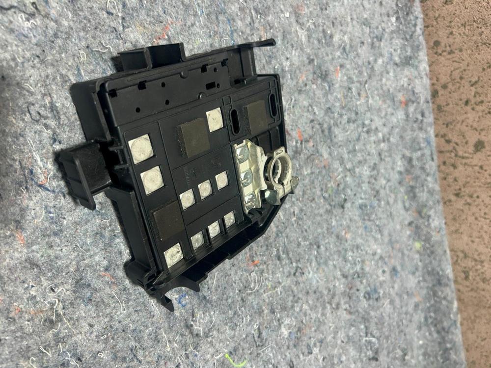 2015 Maserati Quattroporte M156 3.0 Q4 4WD Battery Tray Clamp – photo 4