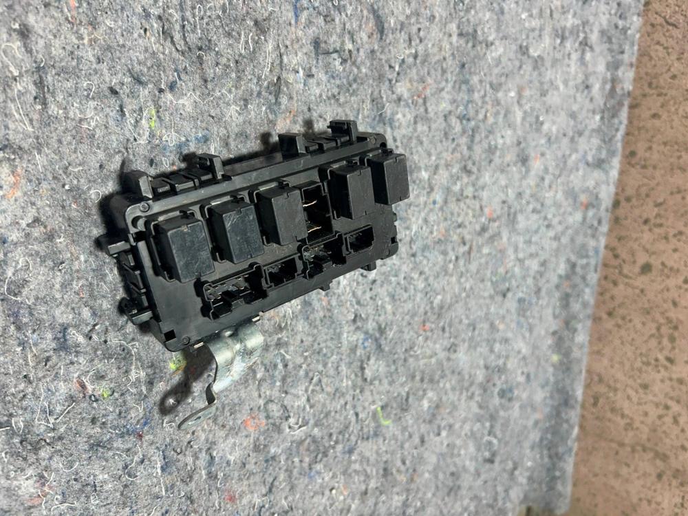 2016-2022 Infiniti Q50 OEM Left Front Dash Fuse Box OEM 0011172 09170029 – photo 2