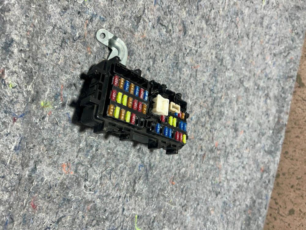 2016-2022 Infiniti Q50 OEM Left Front Dash Fuse Box OEM 0011172 09170029 – photo 3