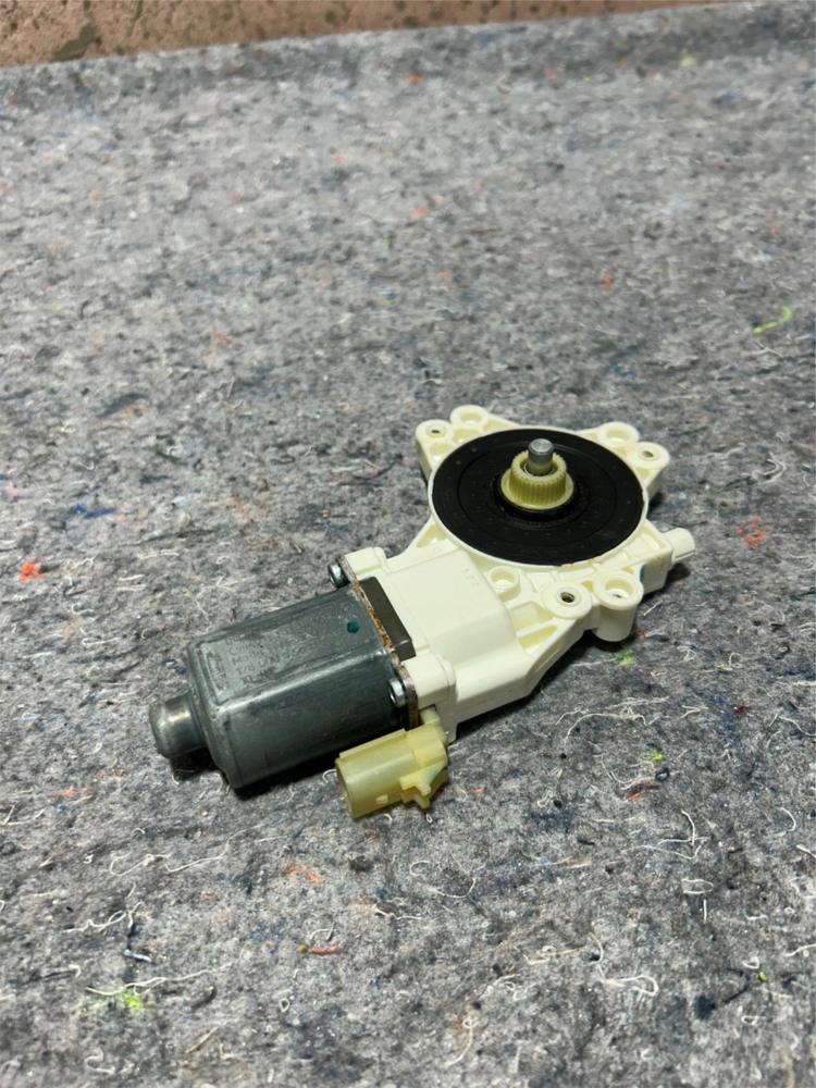 07-17 Jeep Patriot Compass Front Right Side Door Power Window Motor 0130822277 – photo 1