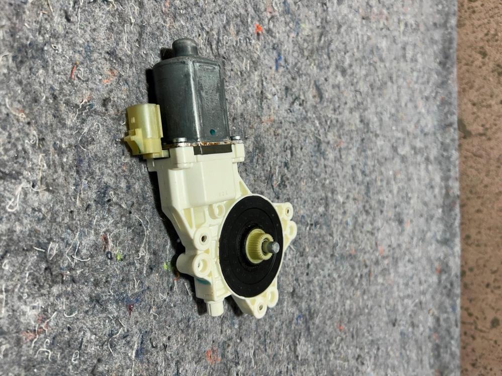 07-17 Jeep Patriot Compass Front Right Side Door Power Window Motor 0130822277 – photo 3
