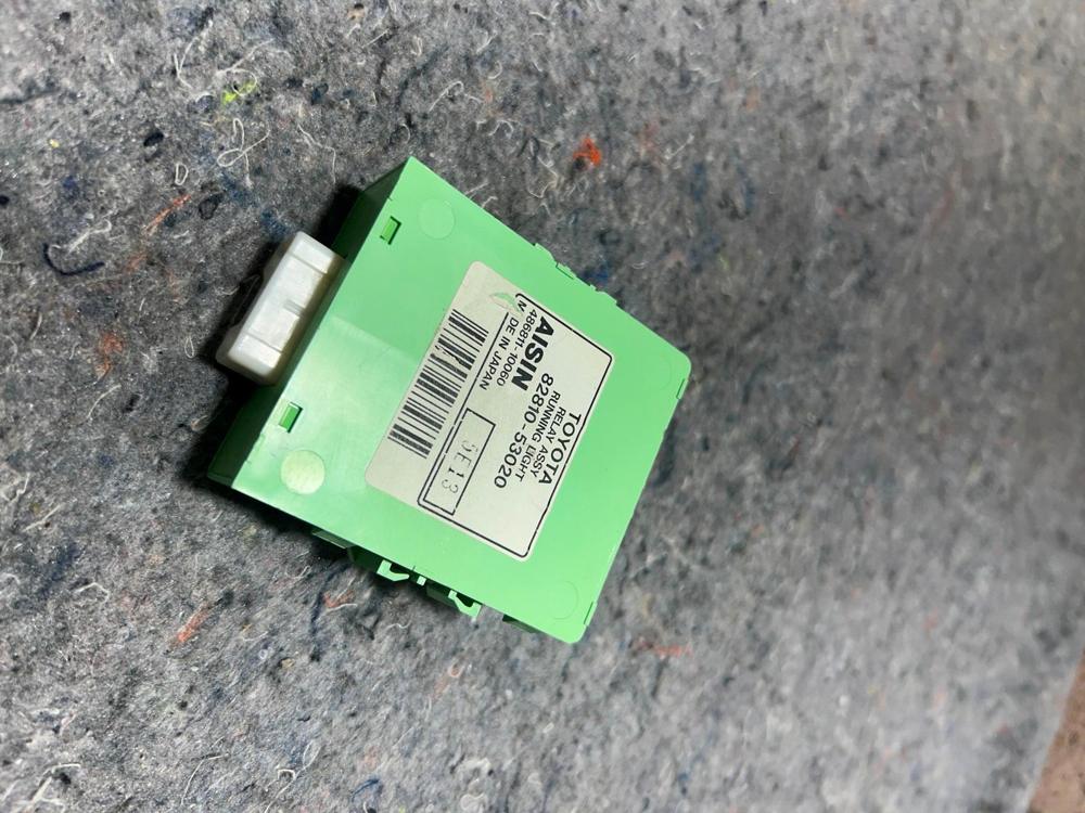 2001 Lexus IS300 A/t Control Running Light Module 8281053020 OEM – photo 3