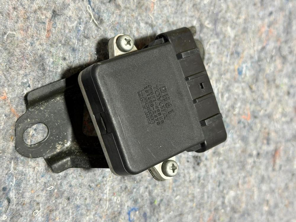 01-05 Lexus IS300 3.0L Ignitor Control Unit 89621-30030 – photo 3