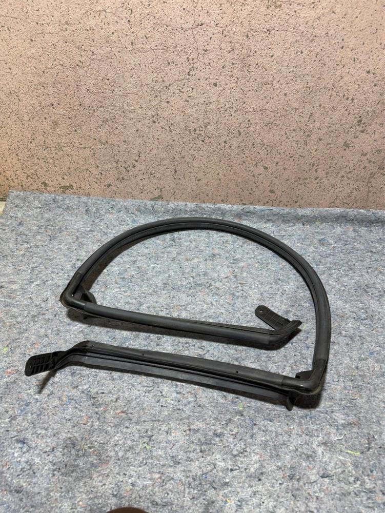Crown Automotive 55395661AF Tailgate Weatherstrip 07-16 Wrangler Jk Used Likenew – photo 1