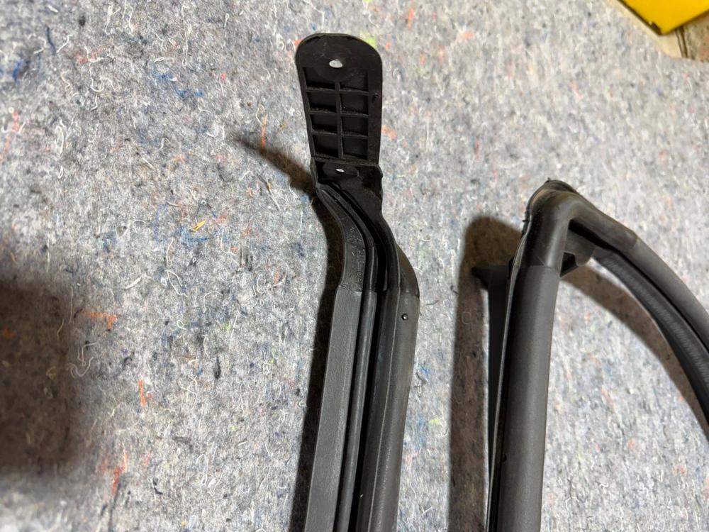 Crown Automotive 55395661AF Tailgate Weatherstrip 07-16 Wrangler Jk Used Likenew – photo 2