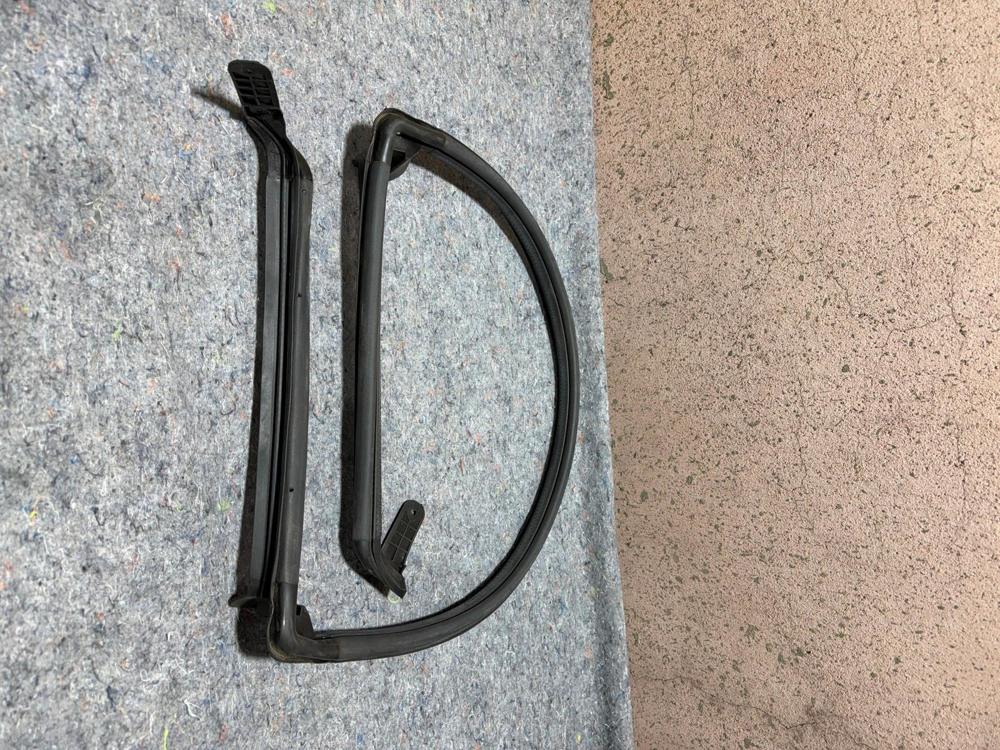 Crown Automotive 55395661AF Tailgate Weatherstrip 07-16 Wrangler Jk Used Likenew – photo 3