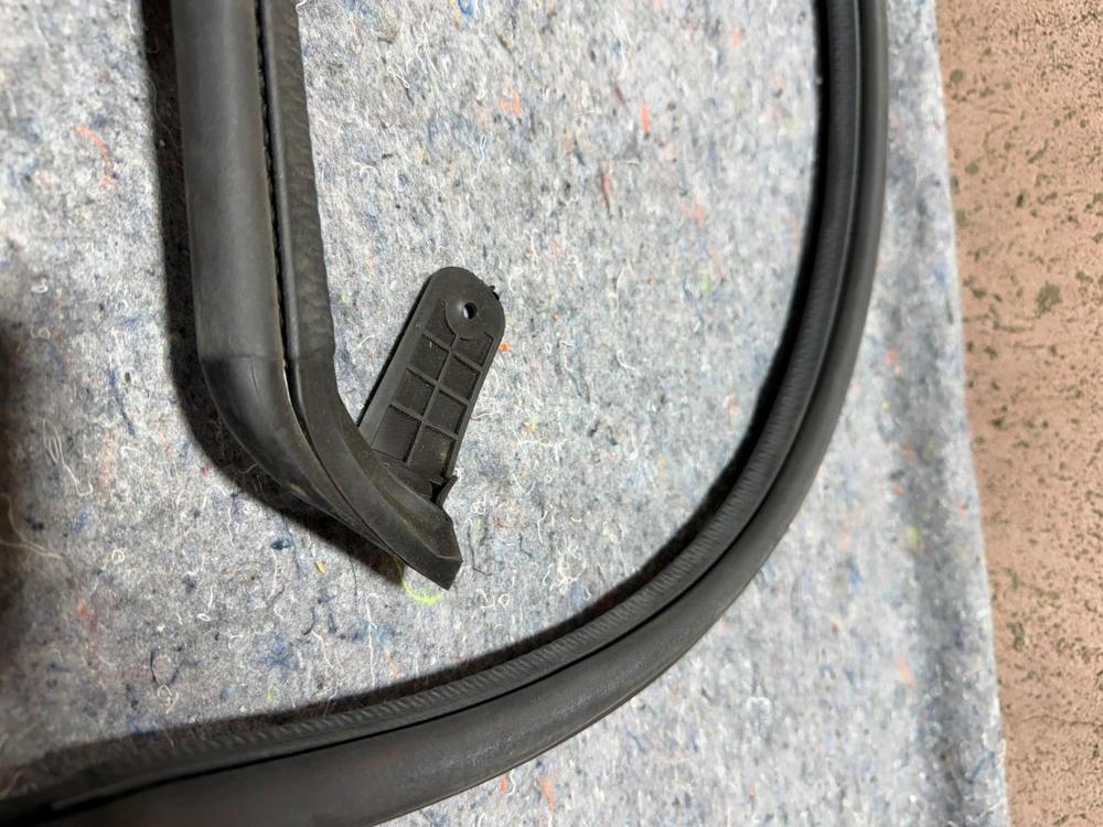 Crown Automotive 55395661AF Tailgate Weatherstrip 07-16 Wrangler Jk Used Likenew – photo 4