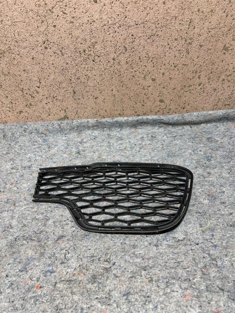 14-17 Maserati Ghibli Front Right Bumper Mesh Grille Bezel Cover OEM – photo 1
