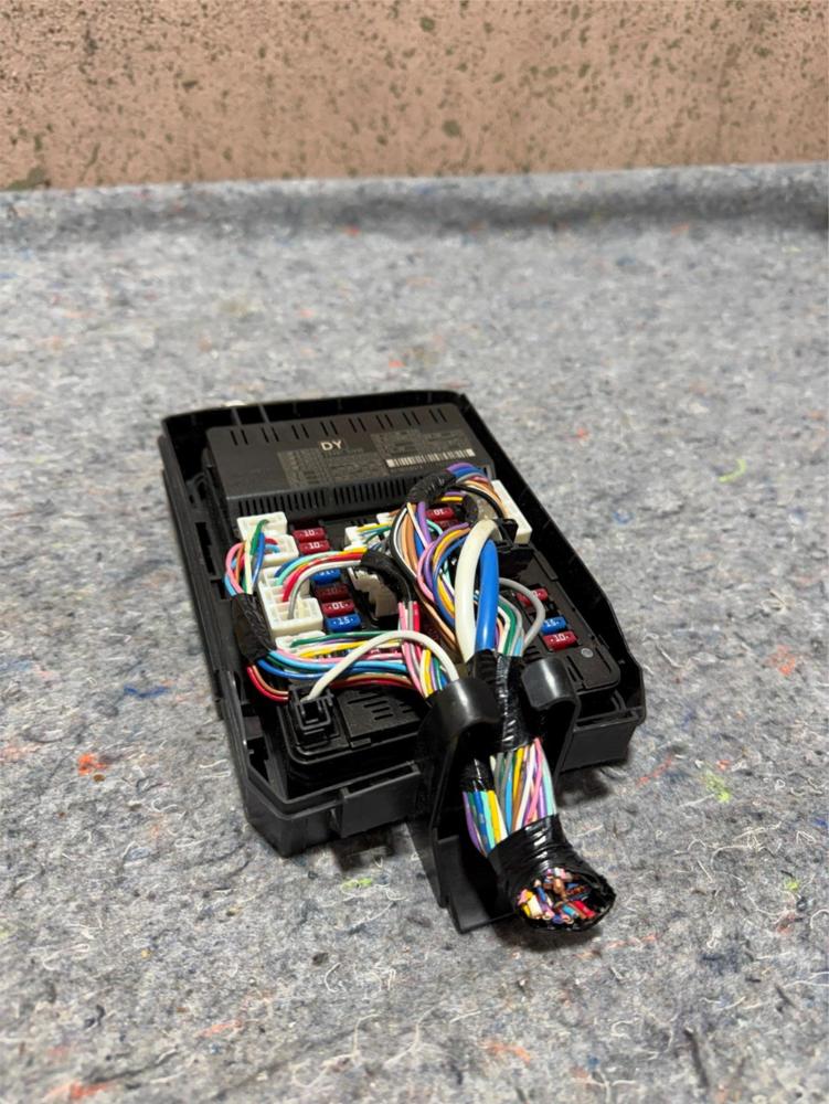 2015 Nissan Pathfinder Engine Room Fuse Box Control Module OEM 284B73JV0D – photo 1