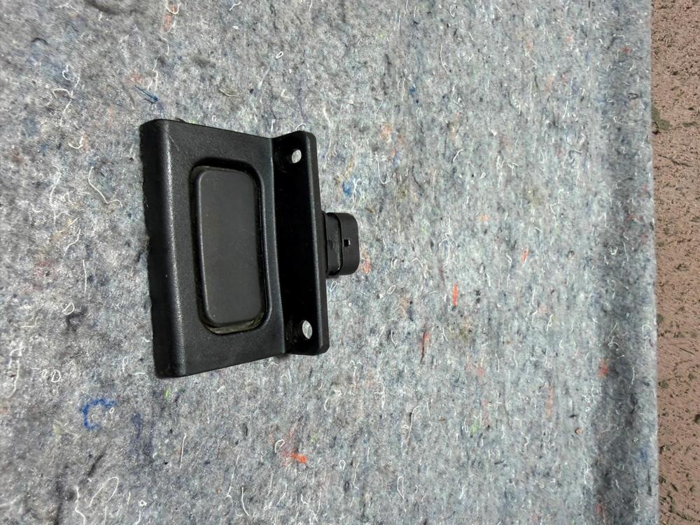 General Motors Genuine Parts 22751230 Door Latch Exterior Release Switch – photo 1