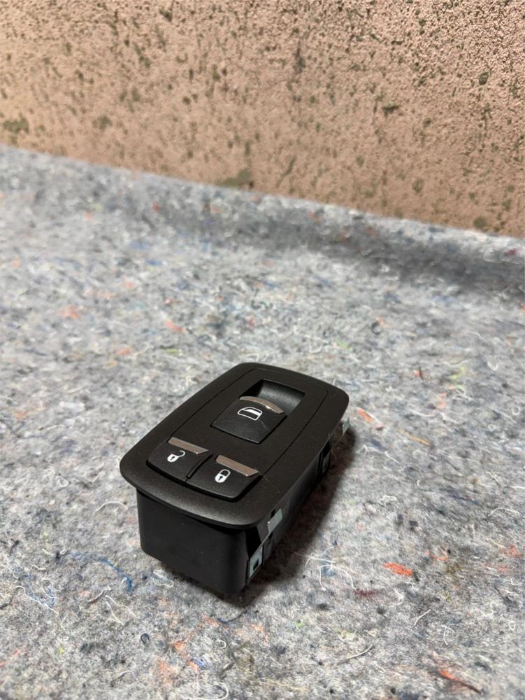 14-22 Maserati Ghibli Rear Right Side Door Window Control Switch 670013822 OEM – photo 1
