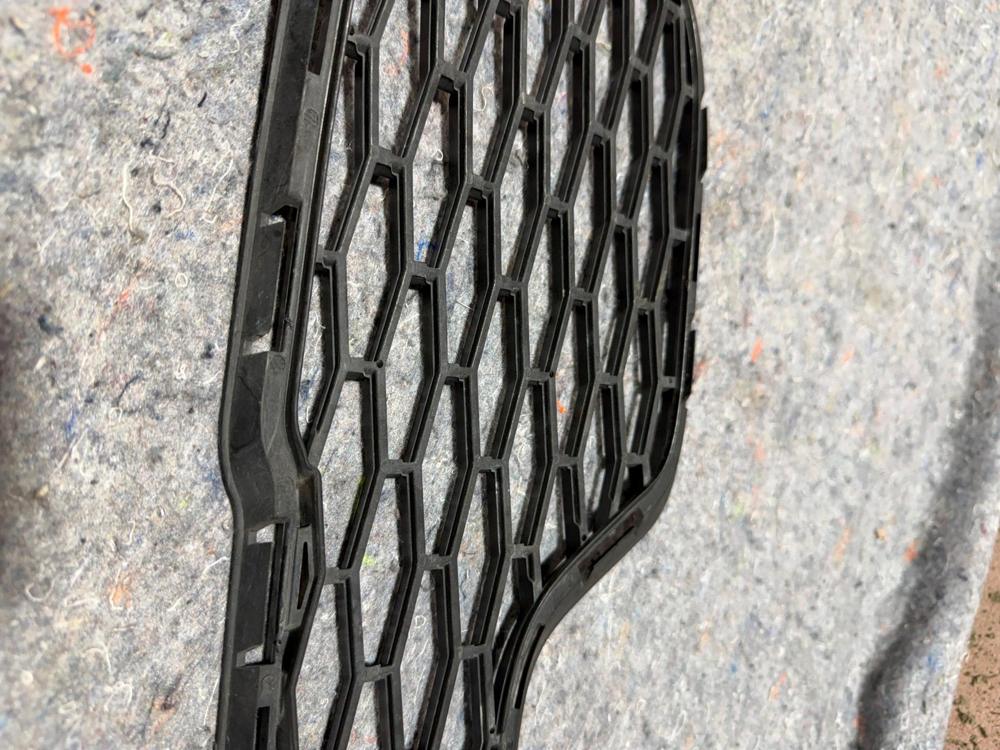 14-17 Maserati Ghibli Front Right Bumper Lower Grille Bezel Cover 670010765 OEM – photo 2