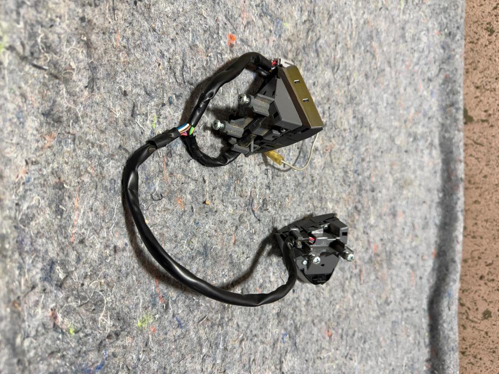 Infiniti Q50 14-17 OEM Steering Wheel Phone Radio Volume Cruise Control Switch – photo 4