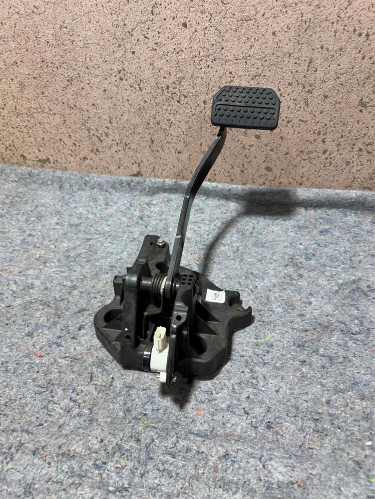 2013 Chevy Spark Brake Pedal Clutch 312601 – photo 1