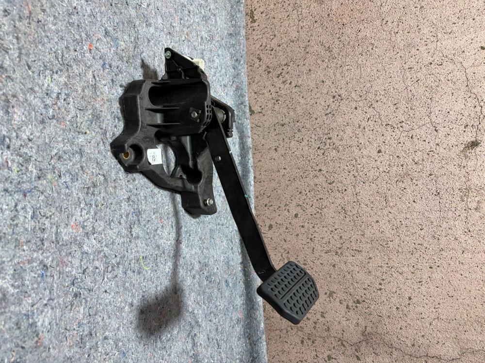 2013 Chevy Spark Brake Pedal Clutch 312601 – photo 2