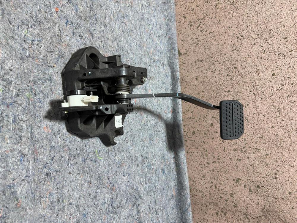 2013 Chevy Spark Brake Pedal Clutch 312601 – photo 3