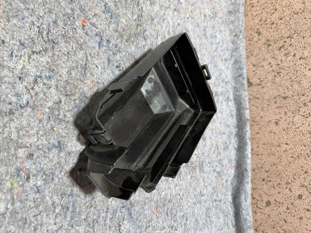 2017 Infiniti Q60 Engine Fuse Box Cover Cap Only OEM 284B84GB0A – photo 2