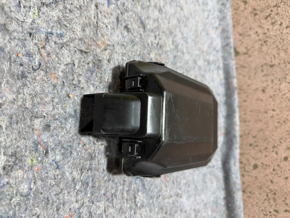 2017 Infiniti Q60 Engine Fuse Box Cover Cap Only OEM 284B84GB0A – photo 3