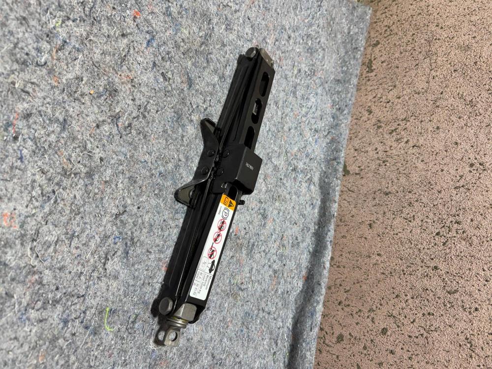 2016 Chevrolet Spark Spare Scissor Car Jack – photo 2