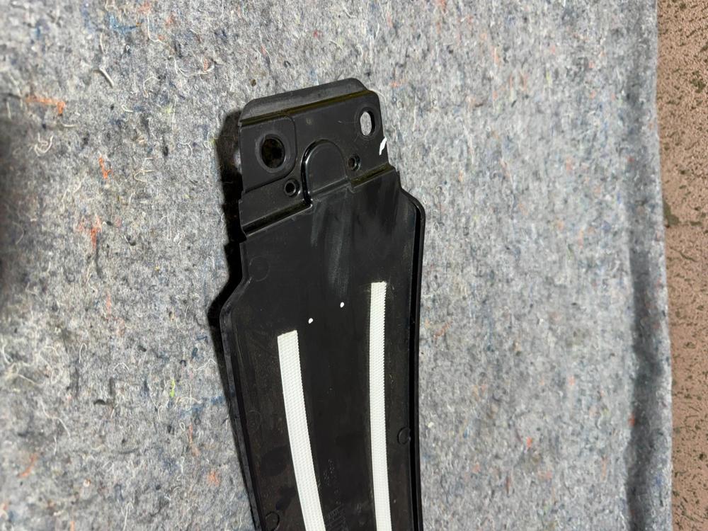 13-19 Maserati Ghibli Right Center Exterior B Pillar 6700247870 OEM – photo 2