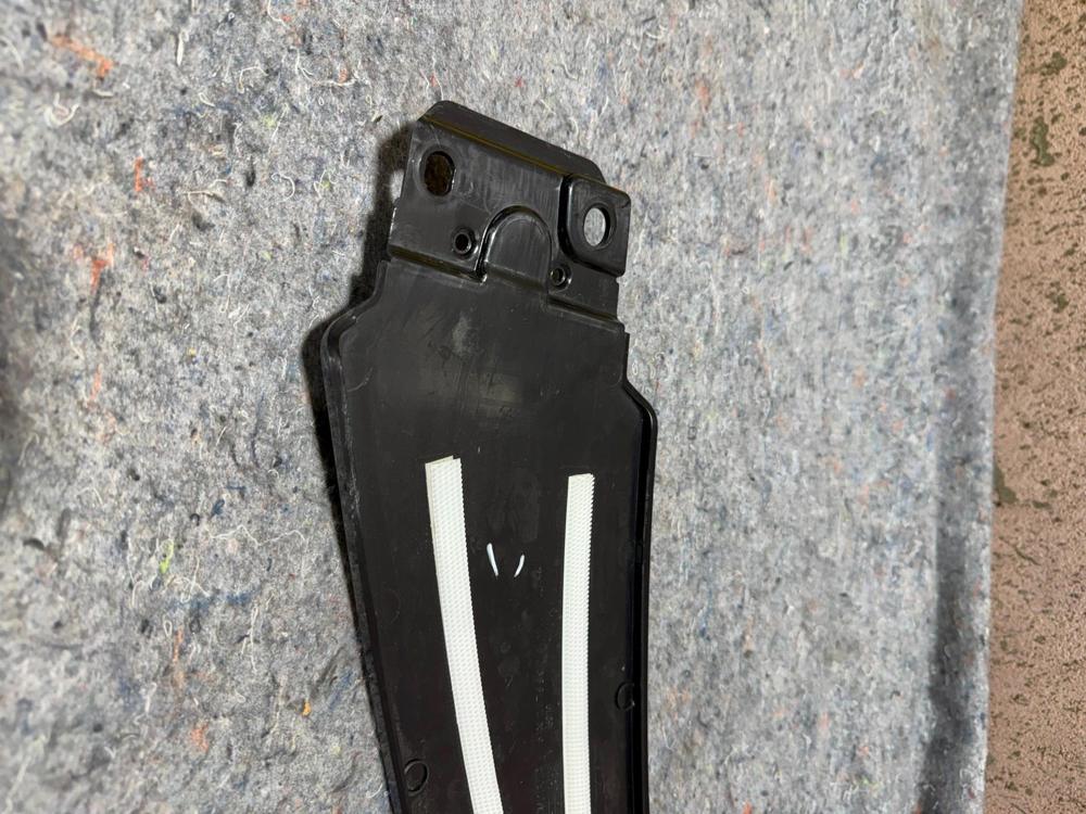 2014-2017 Maserati Ghibli Front Left Center B Pillar Moulding 6700247880 – photo 2
