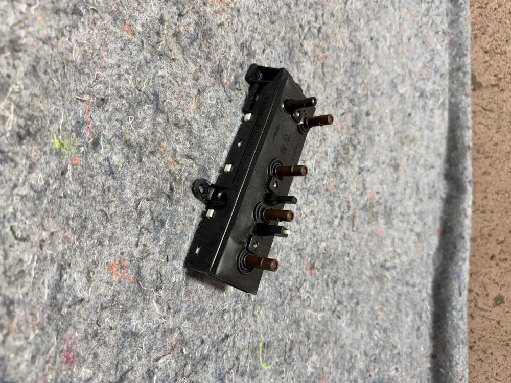 02-10 Lexus SC430 Front Right Passenger Side Seat Control Switch 18A011 OEM – photo 2