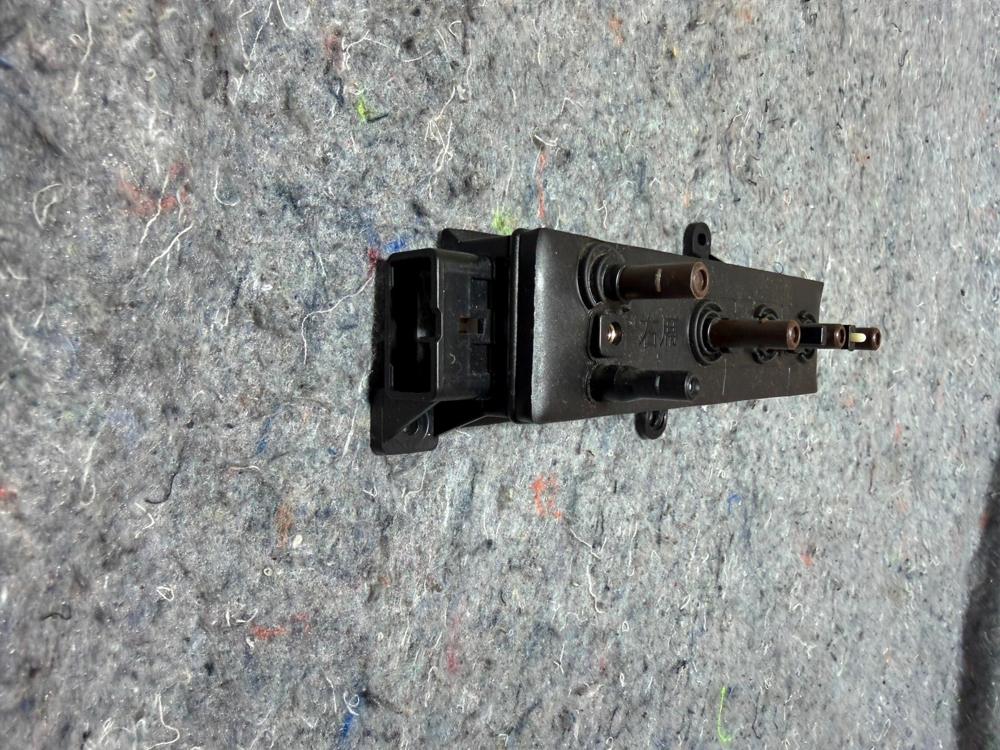 02-10 Lexus SC430 Front Right Passenger Side Seat Control Switch 18A011 OEM – photo 3