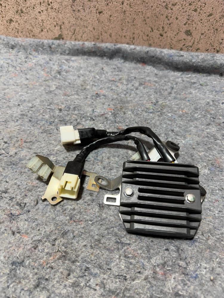 OEM Voltage Refulator Rectifier FH008EE 200P7-2011 Honda – photo 1