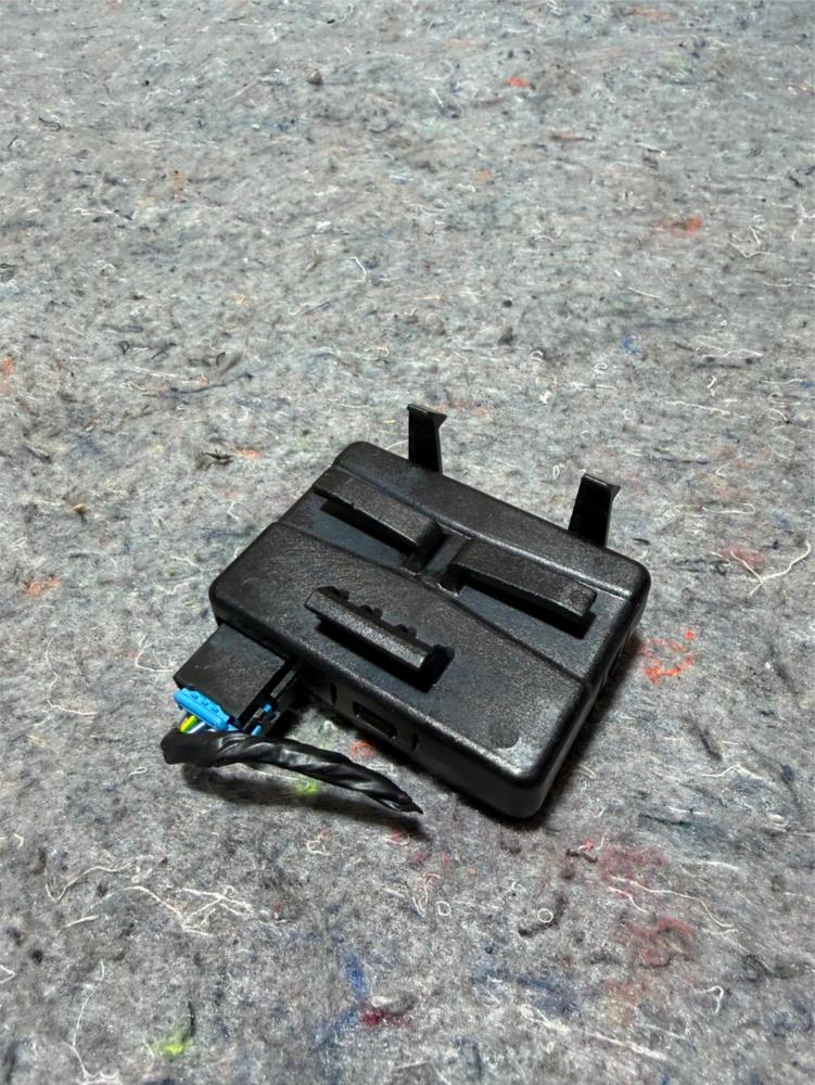 Gm Genuine Parts Remote Control Door Lock Receiver 13595510 – photo 1
