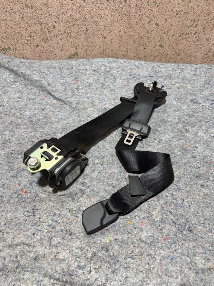 14-20 Maserati Ghibli Front RH Passenger Side Seat Belt Retractor 627067200 OEM – photo 1