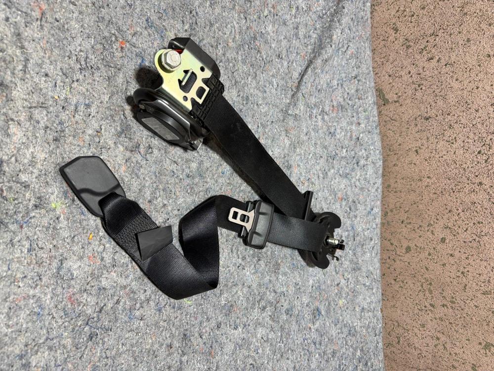 14-20 Maserati Ghibli Front RH Passenger Side Seat Belt Retractor 627067200 OEM – photo 3