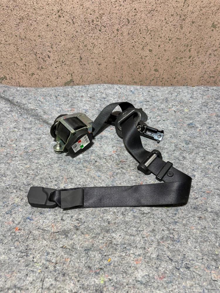 14-17 Maserati Ghibli Front Left Side Seat Belt Retractor Black 627069200 OEM – photo 1